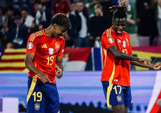 Jogadores da Espanha comemorando gol