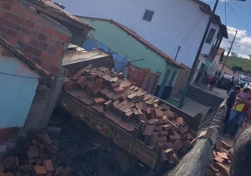 Nas imagens, duas pessoas deixam o veículo pela porta do carona após a colisão