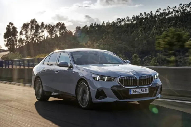 Novo BMW 530e vem acompanhado de um Wallbox