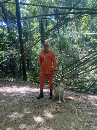 Tenente Romualdo Filho em treinamento da cadela Rubi no Parque da Cidade