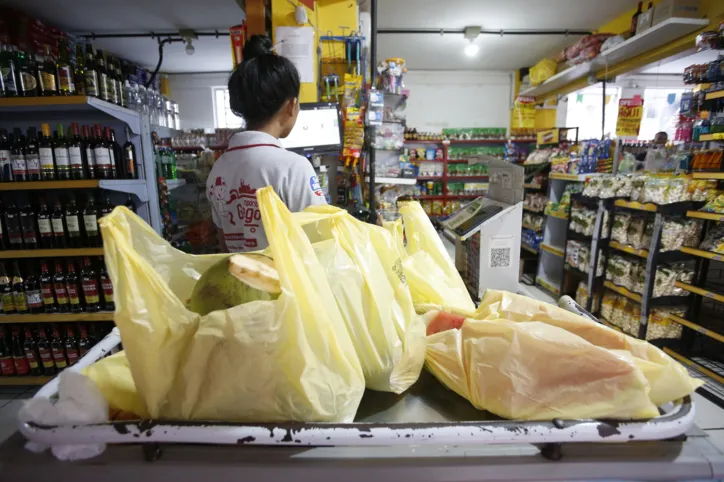 Imagem ilustrativa da imagem Economia: das sacolas plásticas ao Boletim Focus