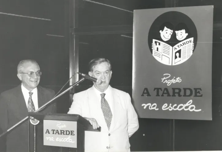 Edivaldo Boaventura e Renato Simões em cerimônia de lançamento do programa A TARDE Educação em 1996