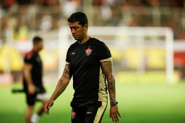 Thiago Carpini deixando o gramado após eliminação para o Botafogo nesta quarta-feira, 22