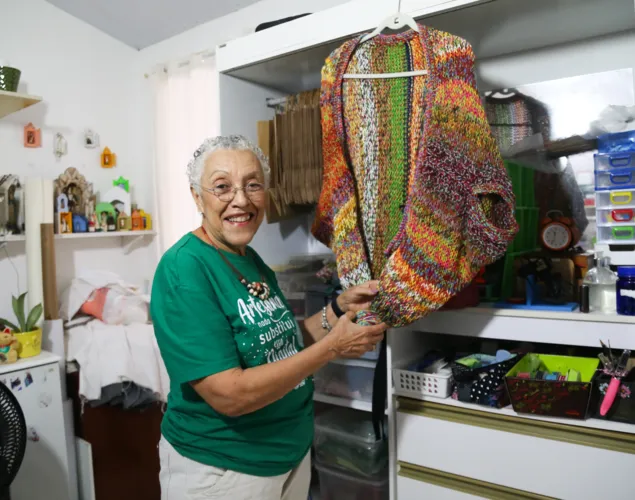 Marialba  reaproveita  tecidos para a fabricação de roupas e acessórios