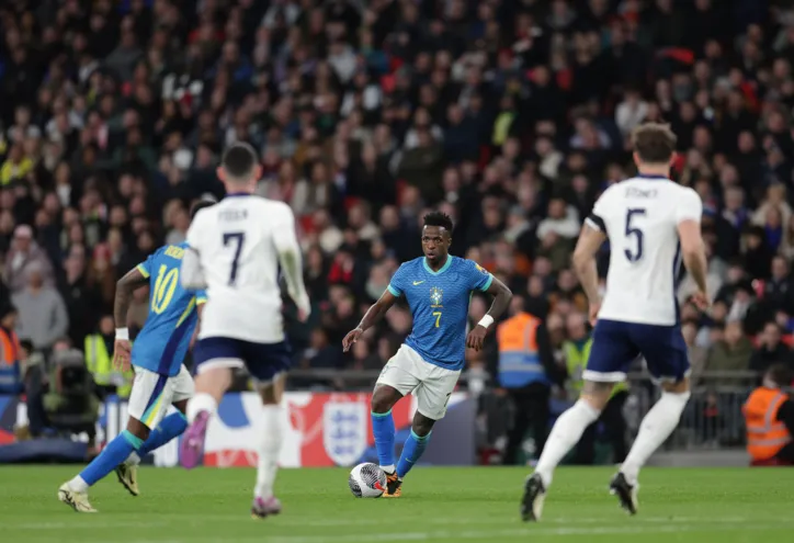 Vini Junior durante jogo da Seleção Brasileira com a Inglaterra em Wembley