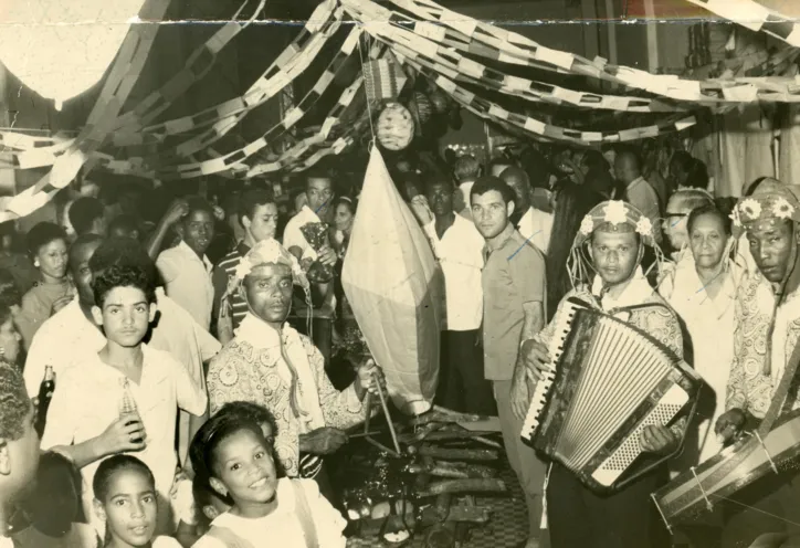 Festa de São João é uma das manifestações que resultam do diálogo entre várias tradições religiosas. Data: 11/6/1974