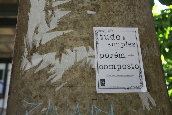 No campus da Ufba, um cartaz nos lembra da complexidade da simplicidade: ‘Tudo é simples, porém composto’. Uma reflexão para mentes em
 busca de conhecimento. Cada detalhe carrega um universo de significados