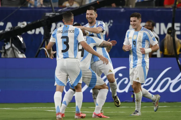 Lionel Messi celebra gol pela Argentina na Copa América