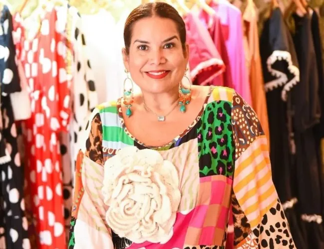 Nas peças, é possível ver bordados, crochê e o mix de estampas, babados e o colorido