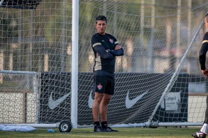 Thiago Carpini durante treino do Vitória