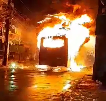 Imagem ilustrativa da imagem Vídeo: ônibus é incendiado por traficantes em São Marcos