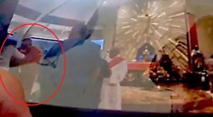 Imagem ilustrativa da imagem Vídeo: padre morde braço de fiel durante briga em missa