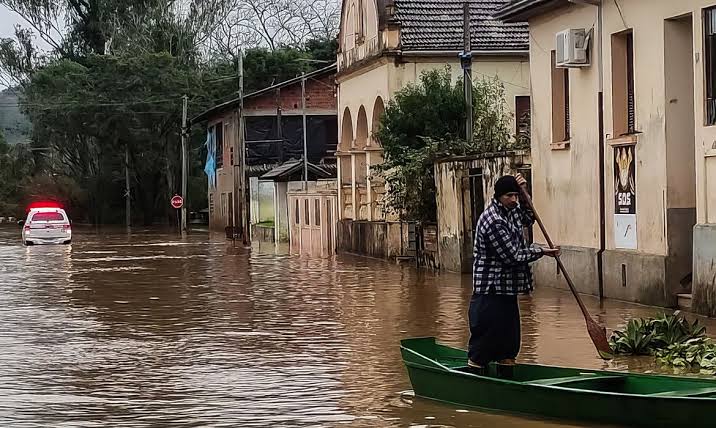 Governo estuda pagar para família abrigarem vítimas da chuva no RS
