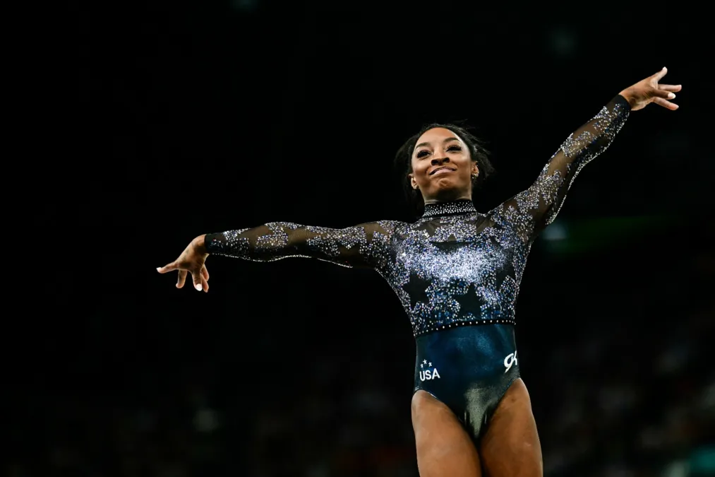 Simone Biles brilha em estreia nos Jogos de Paris, apesar de problema