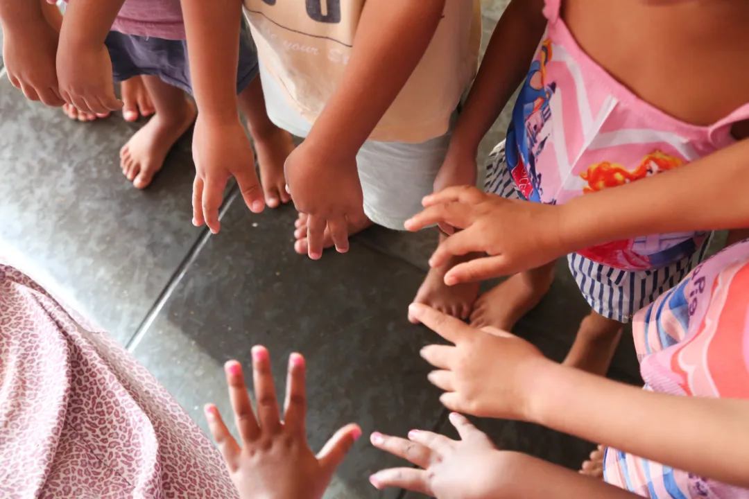 PORTAL 

Em 25 de maio é celebrado o Dia Nacional da Adoção, como uma maneira de incentivar a adoção de crianças e adolescentes no Brasil. Nosso objetivo é apontar os dados referentes ao Brasil e a Bahia. Além disso, a outra abordagem é com crianças mais velhas. Os dados apontam a preferência por adotar crianças de 0 a 2 anos. E as outras? Como é a rotina? O que acontece quando completam a maioridade?  

A ideia é mostrar o local, como as crianças são acolhidas, já que não poderemos tirar foto do rosto dessas crianças. 

Na foto:crianças que estão sob os cuidados da OAF. 

Foto:Denisse Salazar /AG. A TARDE
Data: 15/05/2024