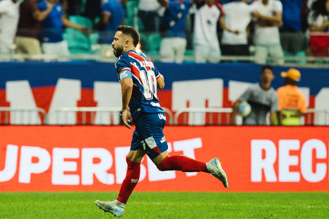 Everton Ribeiro em campo durante o duelo contra o Atlético-MG, que terminou na vitória por 3 a 0 do Tricolor