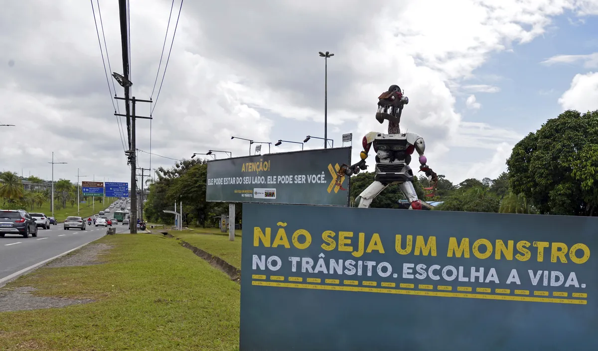 Campanha do Detran-BA, na Avenida Paralela, em Salvador