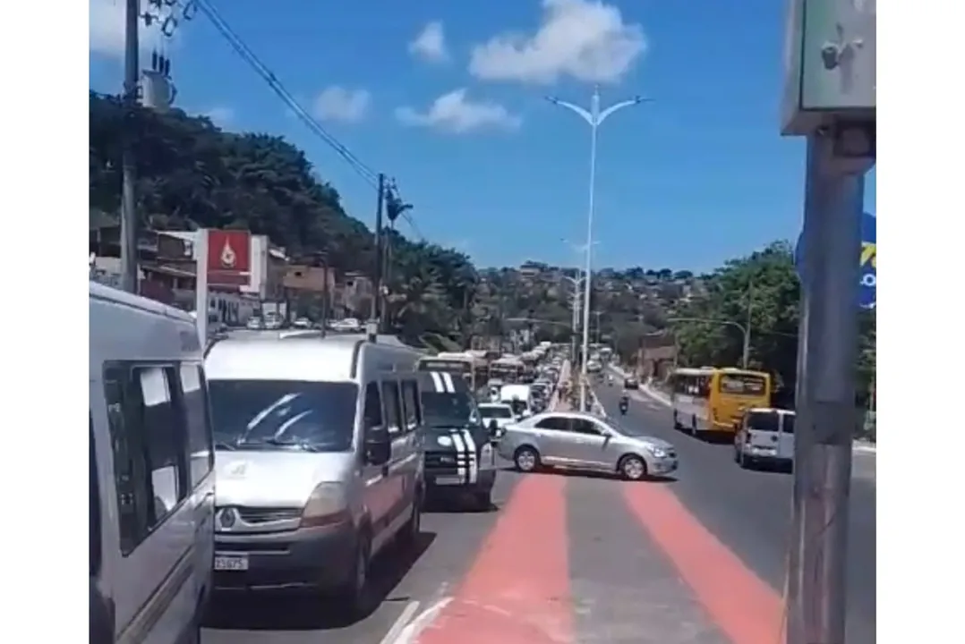 Imagem ilustrativa da imagem Acidente entre carros e carreta deixa trânsito lento na Av. Suburbana