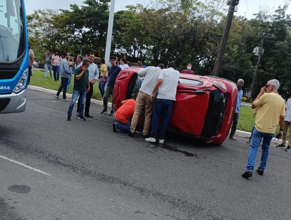 Acidente aconteceu no final da manhã desta sexta-feira