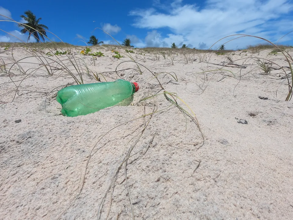 Garrafa plástica encontrada por pesquisadores na Praia Barra do Itariri, em Conde, na Bahia