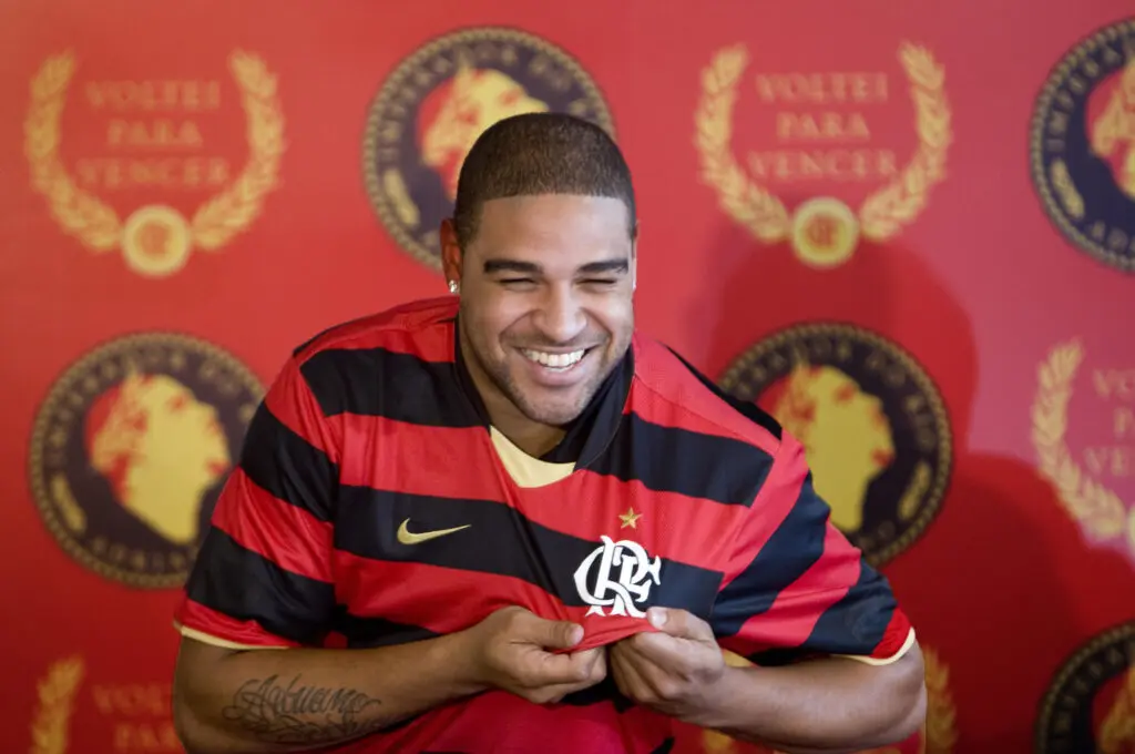 Adriano Imperador vestindo camisa do Flamengo