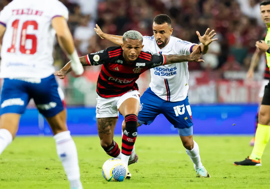 Wesley sendo marcado por Caio Alexandre no Flamengo x Bahia pelo Brasileirão