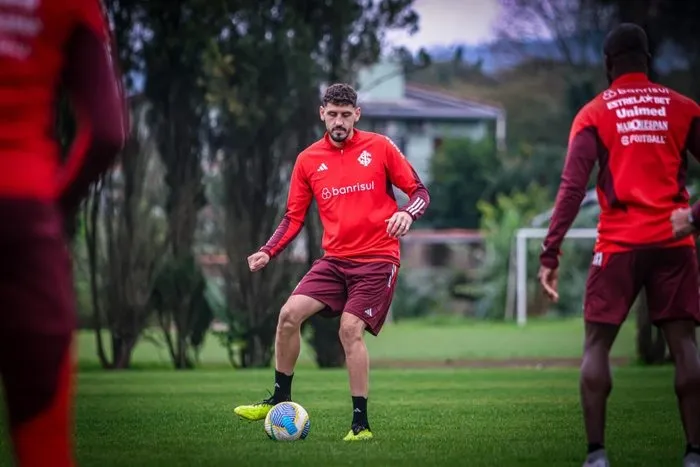 Zagueiro Agustin Rogel durante atividade no Internacional