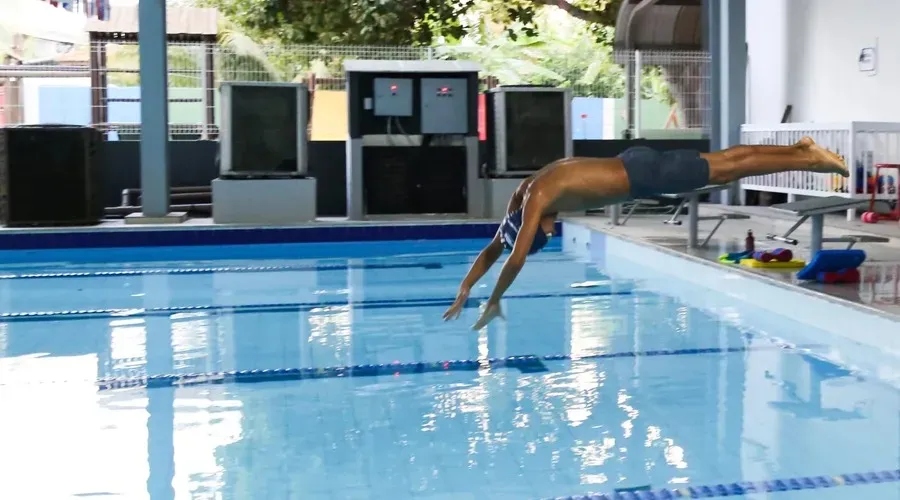 Garoto em treino no Colégio Mendel Vilas