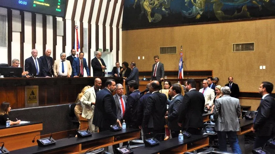 A pauta de votações começou e terminou com dois requerimentos de urgência apresentados pelo líder da maioria, Rosemberg Pinto