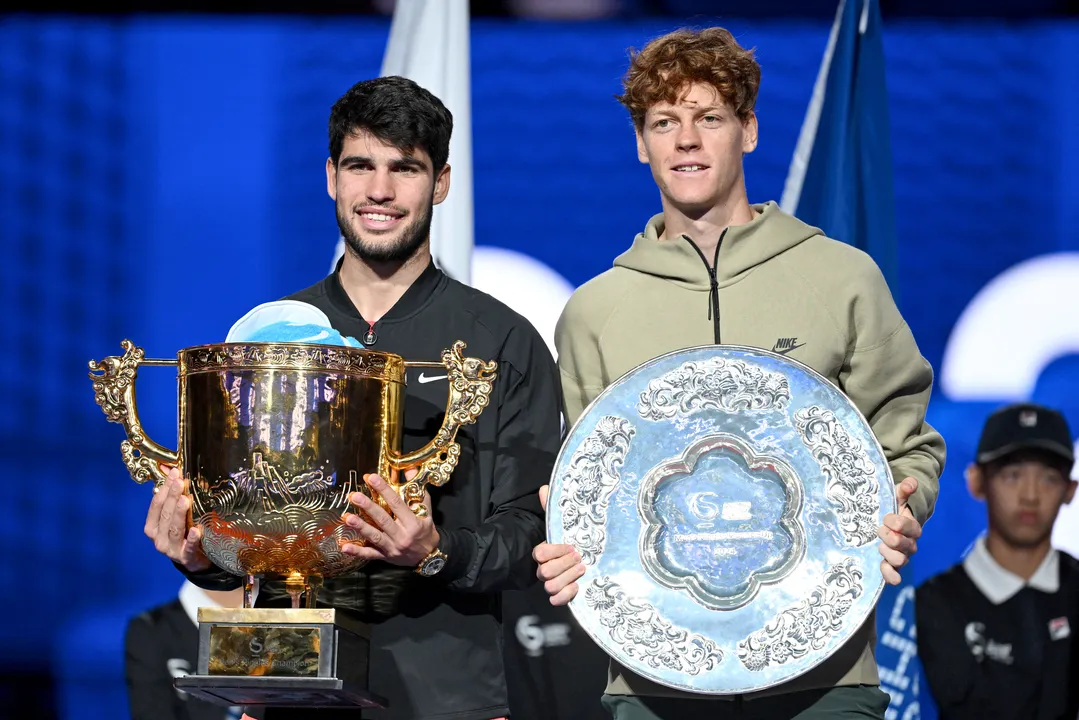 Alcaraz e Sinner após final do ATP 500 de Pequim