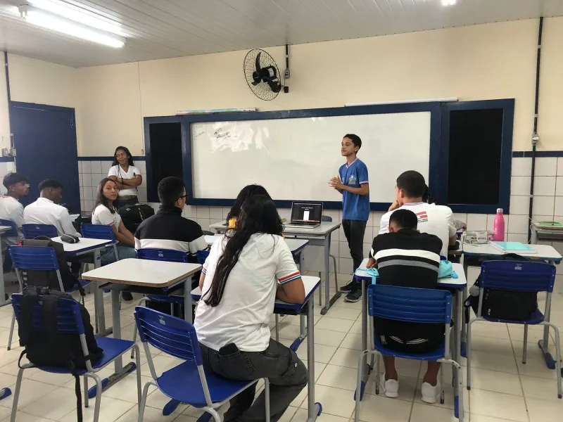 Estudantes de ensino médio  conhecem ferramenta de Inteligência Artificial que ajuda na preparação do Enem