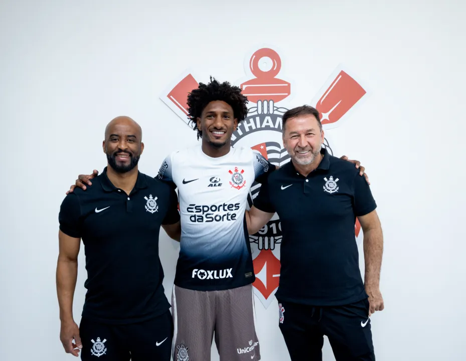 Talles Magno com a camisa do Corinthians