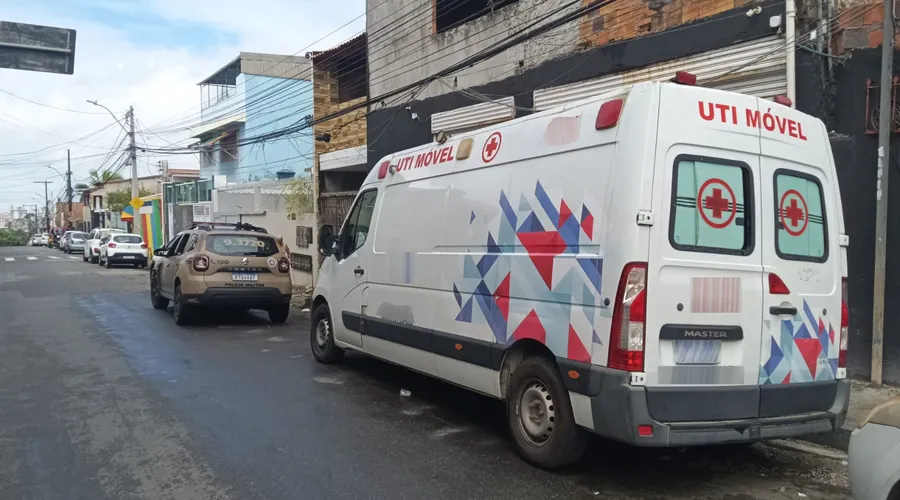 Imagem ilustrativa da imagem Ambulância usada como carro de fuga é deixada em rua de Salvador