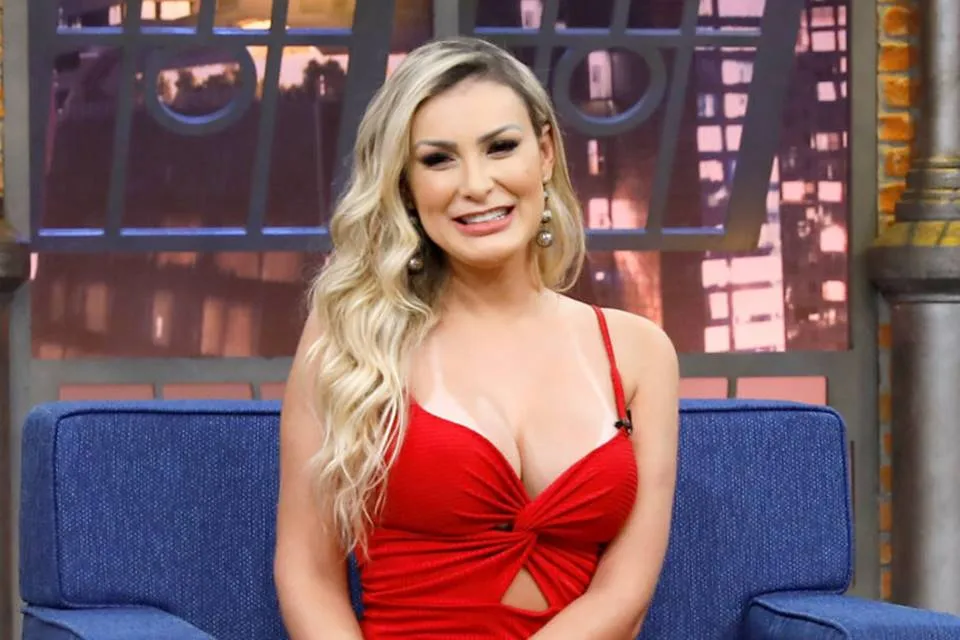 Andressa Urach surpreendeu com aparição em Paris