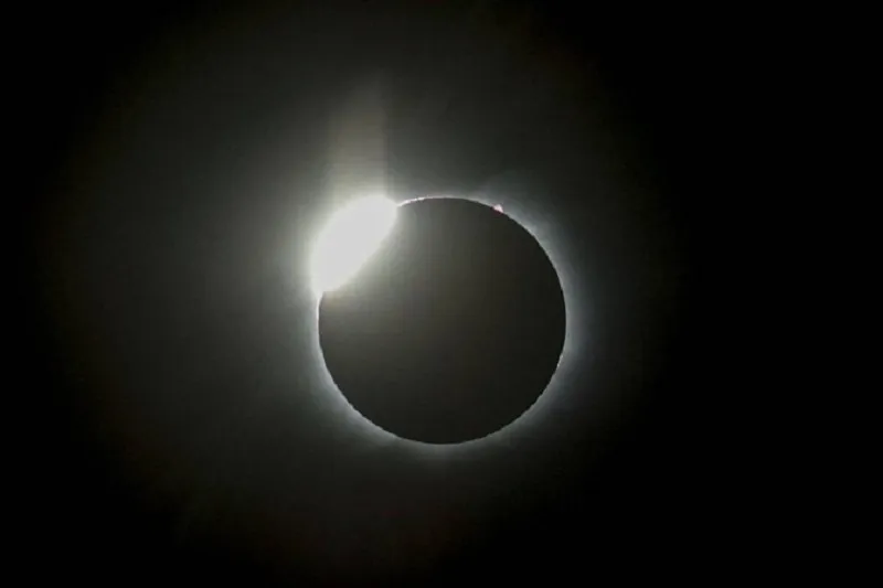 O eclipse solar anular é quando a Lua também se posiciona entre a Terra e o Sol