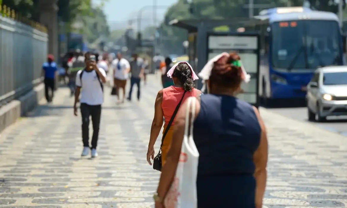 Imagem ilustrativa da imagem Anomalia nos polos do planeta 'cozinhará' o Brasil? Entenda cenário