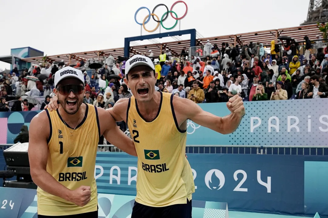 Jogadores do Brasil comemorando