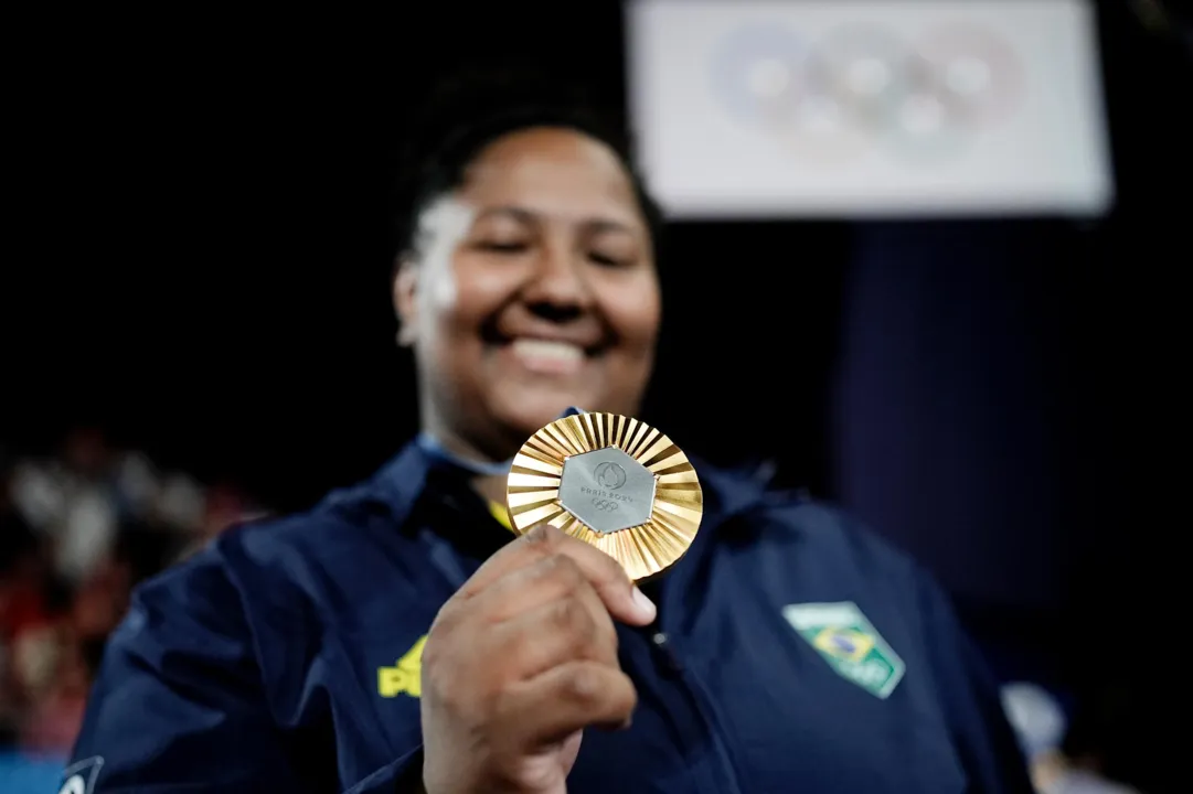 Bia Souza com a medalha de campeã olímpica