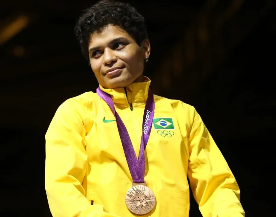 Adriana Araújo com medalha olímpica