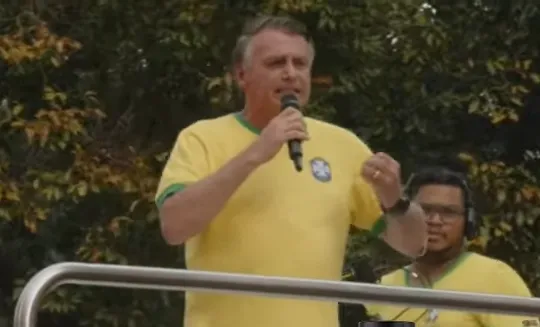 Bolsonaro discursa na Paulista e pede "freio" em Alexandre de Moraes, a quem chamou de ditador.