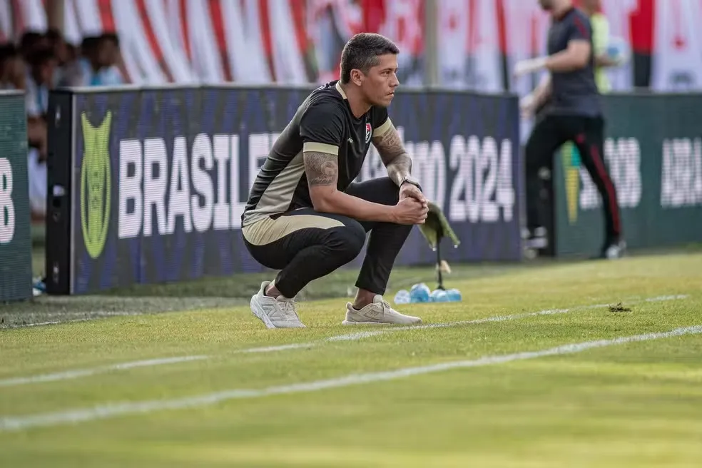 Thiago Carpini no comando técnico do Vitória