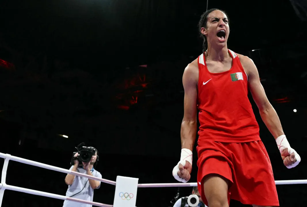 Pugilista da Argélia comemorando vitória