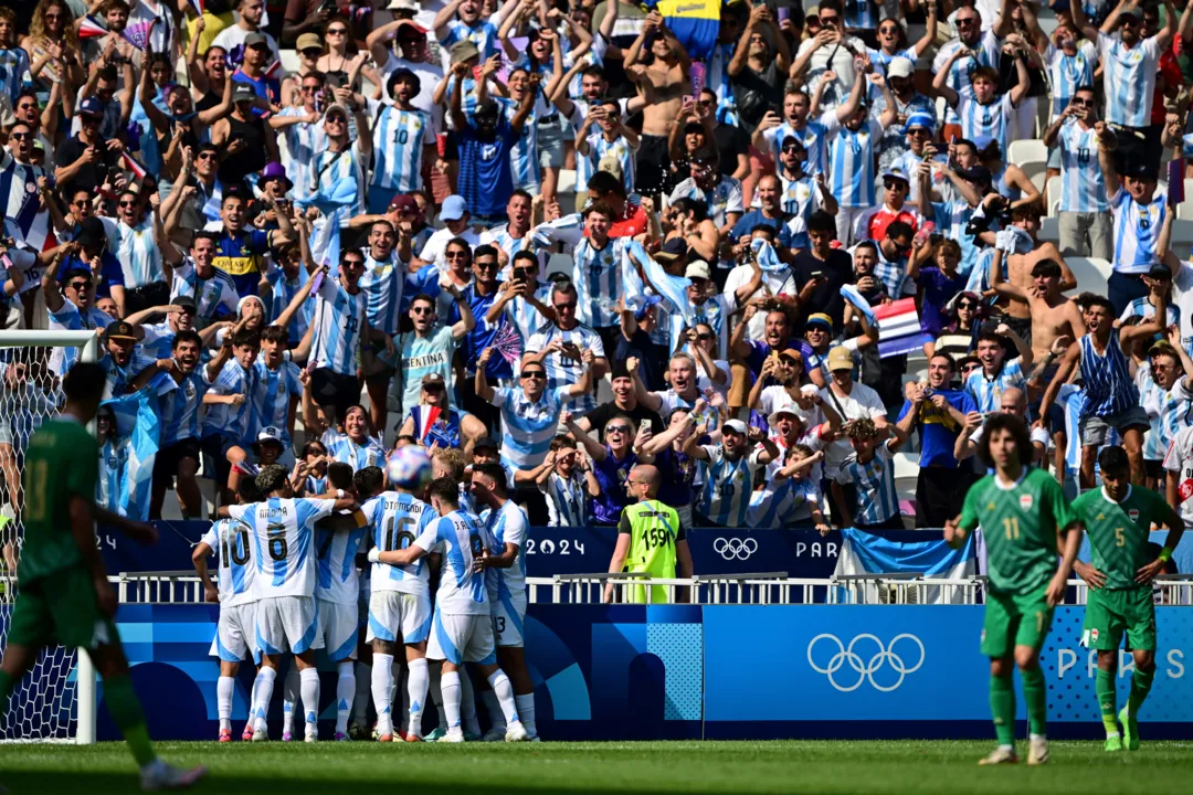 Jogadores da Argentina comemorando gol