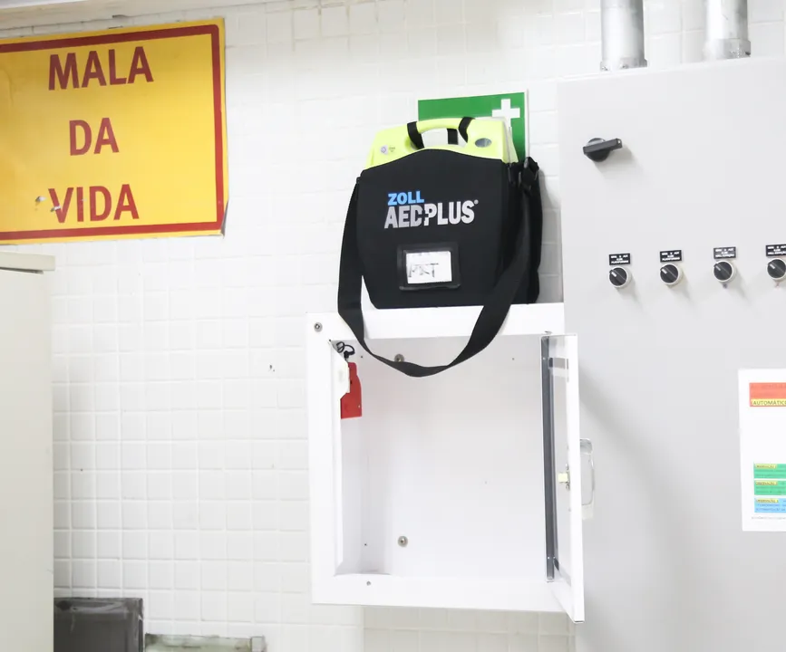 Desfibrilador e equipamentos de primeiros socorros em sala de controle no metrô