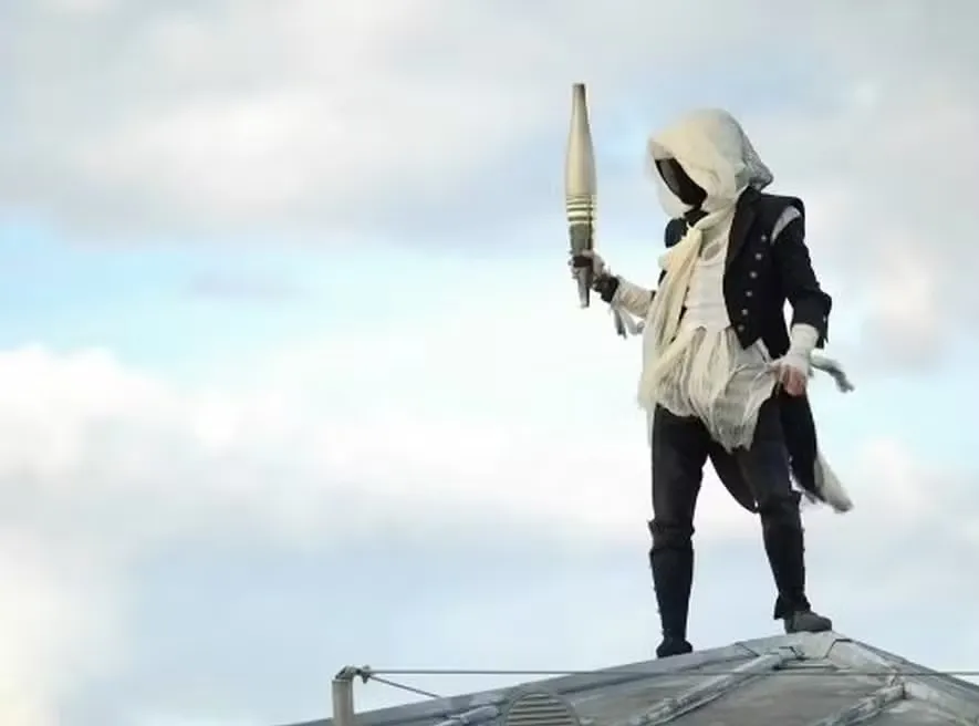 Mascarado com a tocha olímpica em  Paris