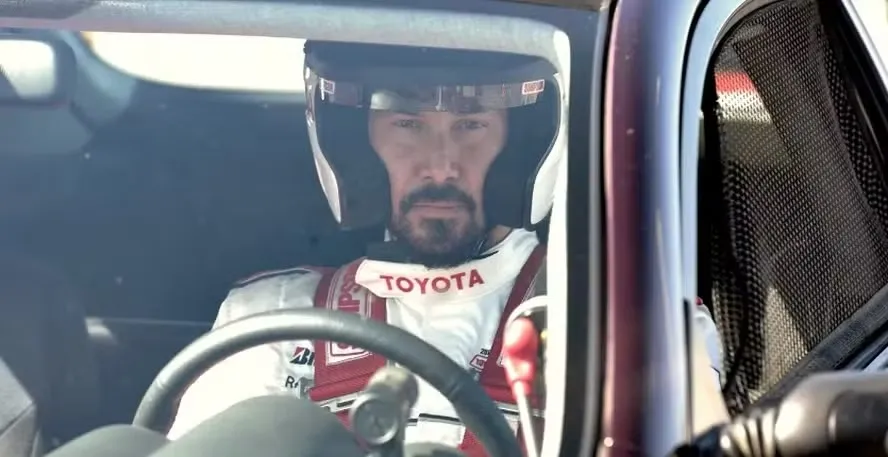 Keanu Reeves durante corrida