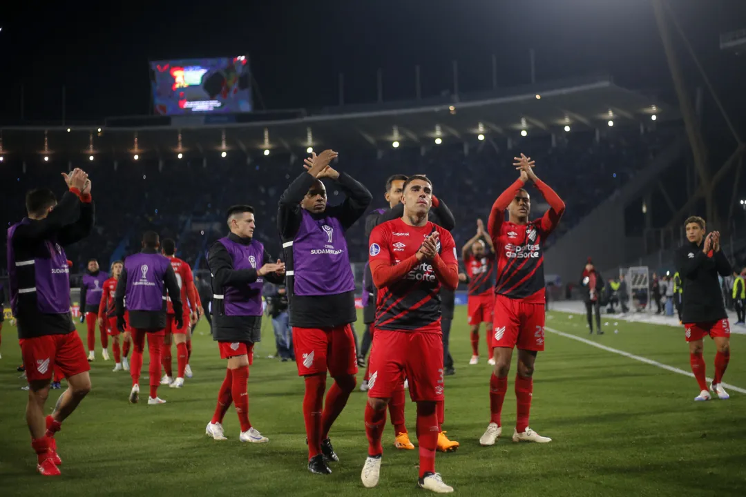 Jogadores do Athletico-PR celebram classificação no estádio Mario Kempes, em Cordoba