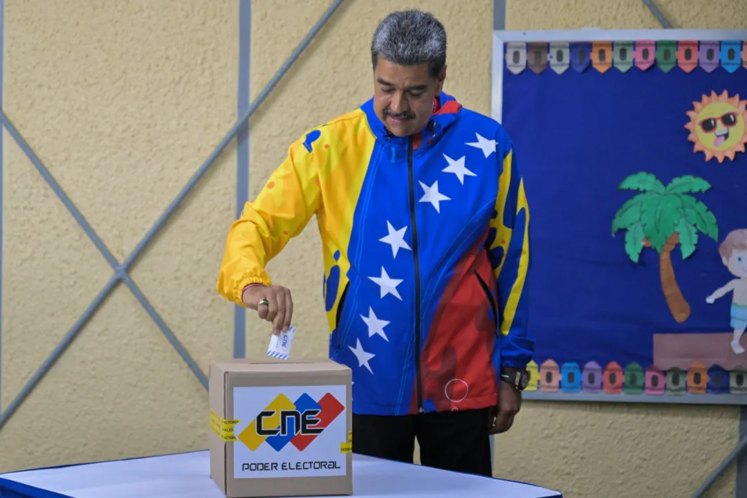 Nicolás Maduro compareceu logo cedo para votar na capital venezuelana, Caracas