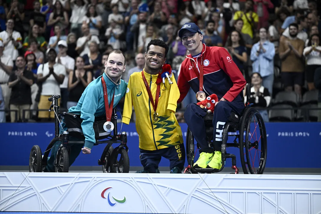 Gabrielzinho com medalha de ouro na natação