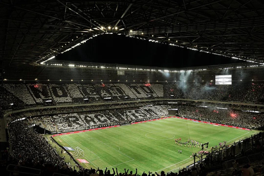 Torcedores do Atlético-MG fazem campanha contra o racismo no jogo contra o San Lorenzo pela Libertadores